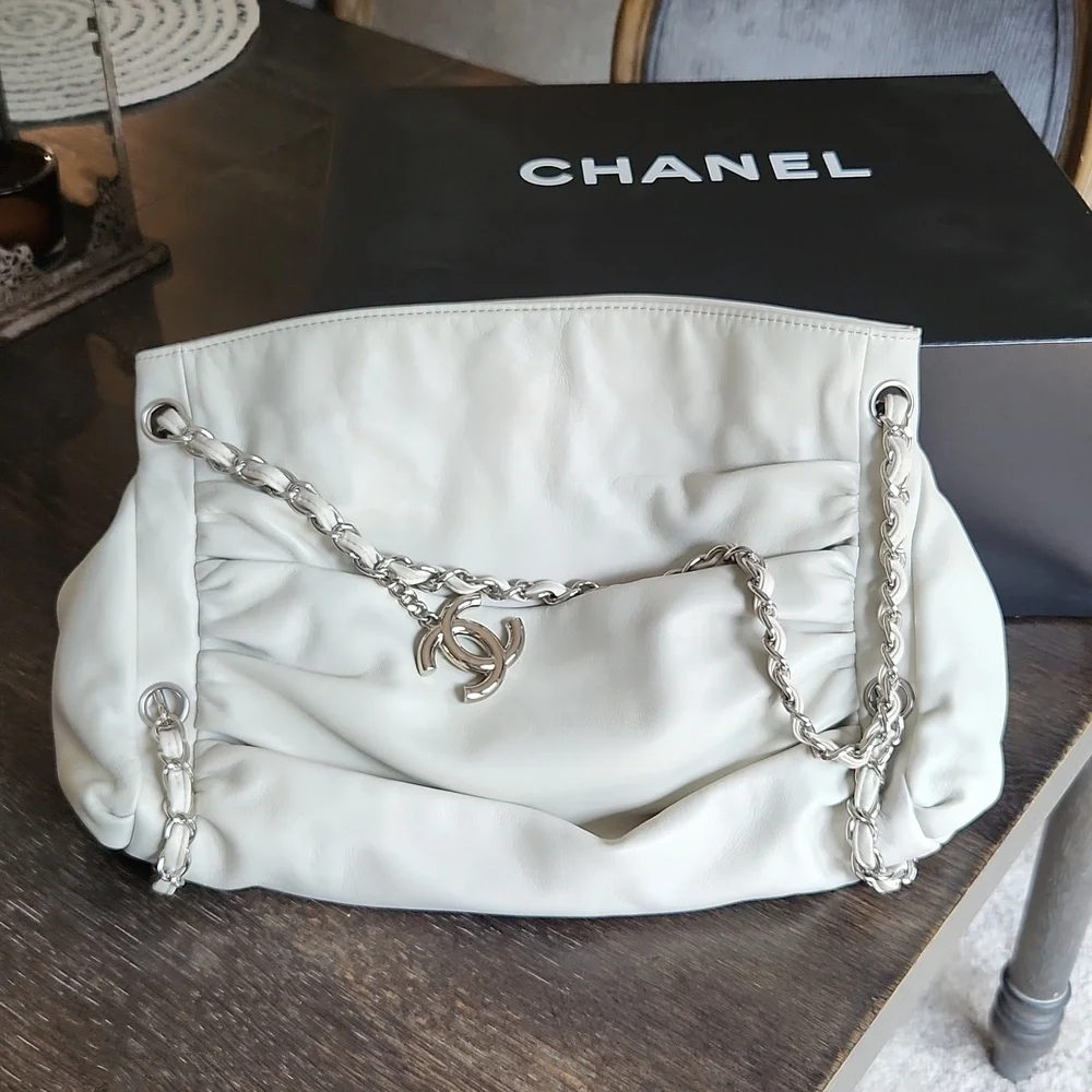 RARE CHANEL Vintage Lambskin Handbag - Picture 14 of 15